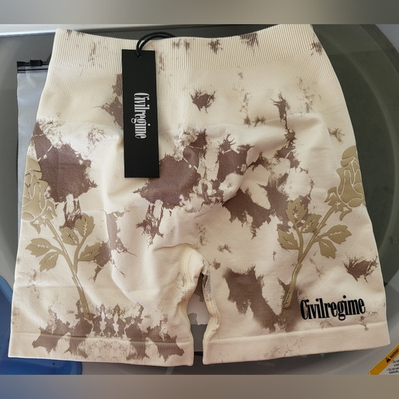 Civil Regime Kelly Seamless Shorts & Bra (Combo) - Picture 5 of 16